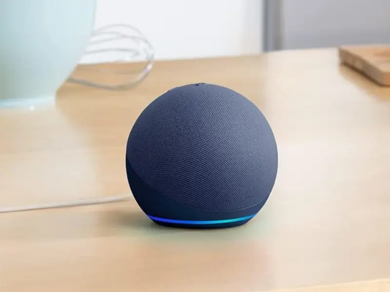 Amazon Echo Dot 5ª geração na cor preta sobre superfície — smart speaker com Alexa