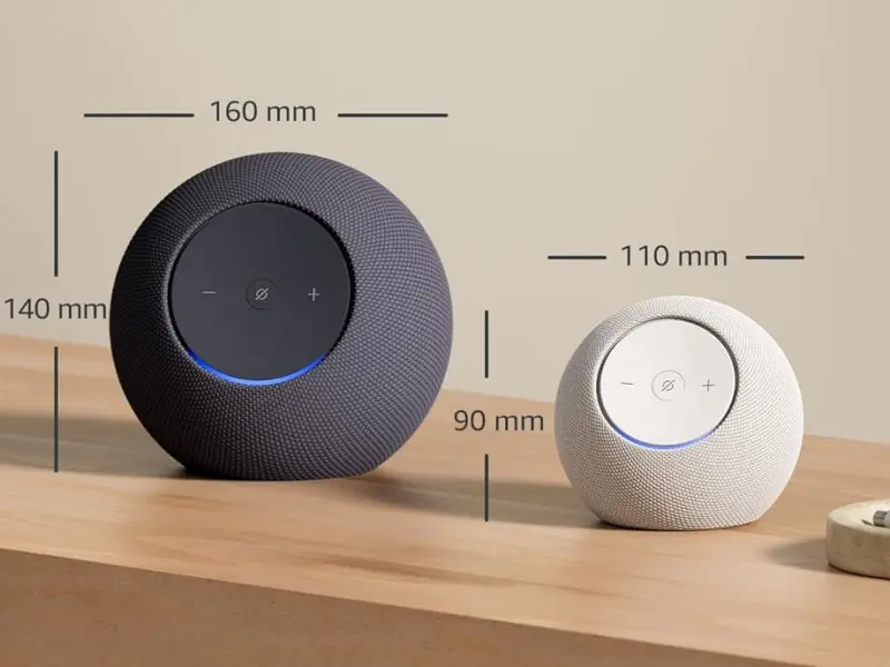 Echo Dot Max e Echo Studio lado a lado sobre mesa, mostrando a diferença de tamanho entre os dois modelos.
