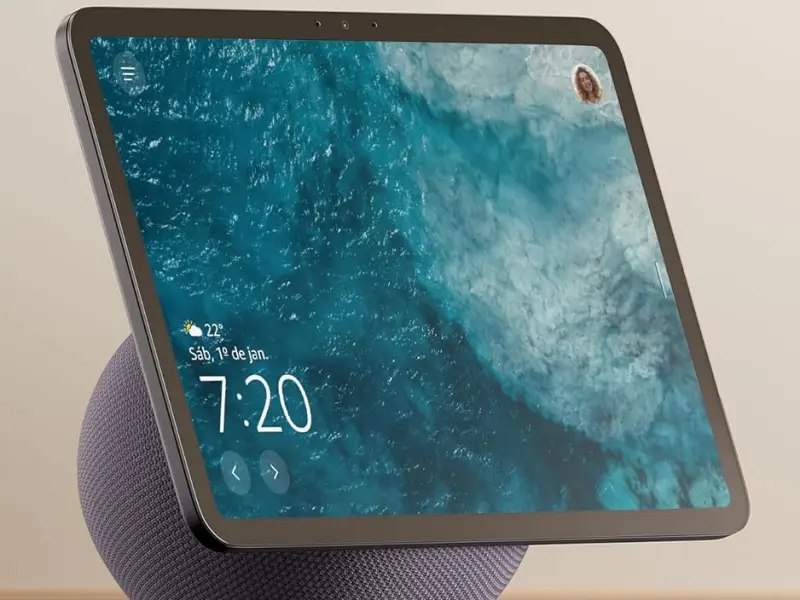 Echo Show 11 em cor grafite com tela Full HD de 11 polegadas em cozinha moderna