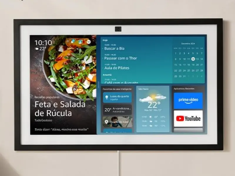 Echo Show 15 instalado na parede da cozinha com tela Full HD de 15,6 polegadas exibindo widgets e Fire TV