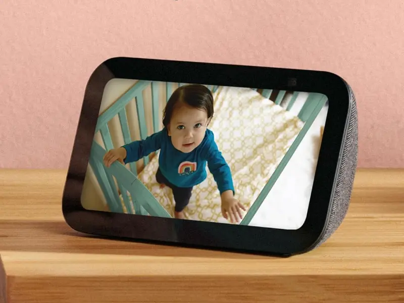 Echo Show 5 3ª geração em cor preta sobre bancada, mostrando a tela de 5,5 polegadas