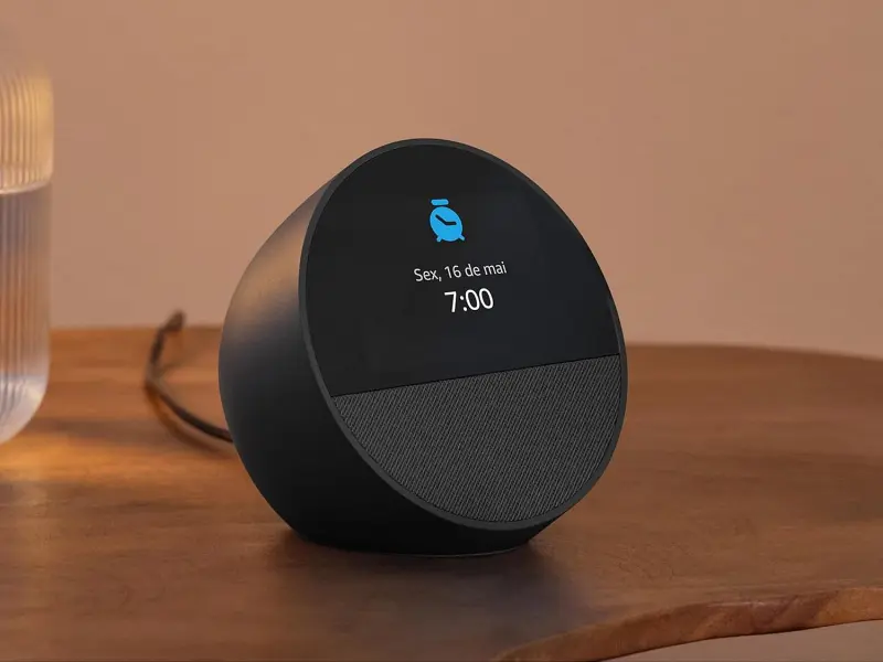Amazon Echo Spot 2024 mostrando o visor circular com hora e previsão do tempo